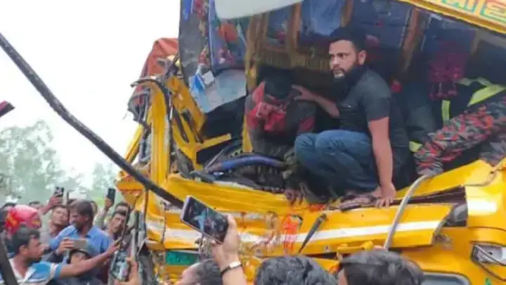 রংপুর-দিনাজপুর মহাসড়কে দুই ট্রাকের মুখোমুখি সংঘর্ষে নিহত ২