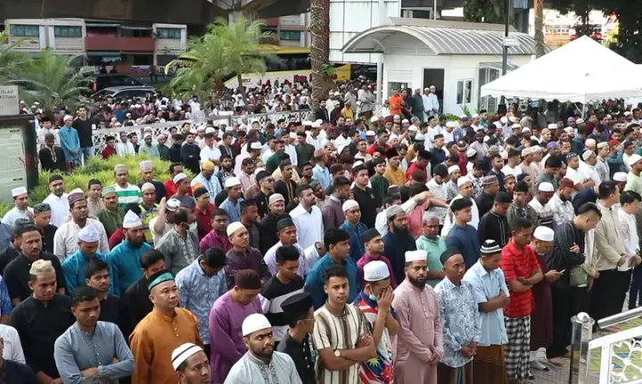 মালয়েশিয়ায় উৎসবমুখর ঈদুল আজহা উদযাপন, জাতীয় মসজিদে হাজারো মুসল্লির অংশগ্রহণ