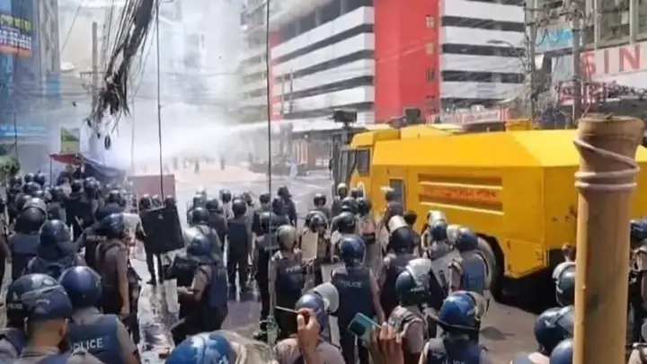 ইসলামী ব্যাংকের সামনে উত্তেজনা, লাঠিচার্জ ও টিয়ারগ্যাসে ছত্রভঙ্গ আন্দোলনকারীরা!