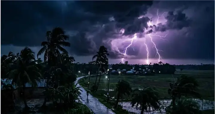 দুপুরের মধ্যেই ১১ জেলায় ঝড়ের সতর্কতা, সপ্তাহজুড়ে ভারি বৃষ্টির আভাস