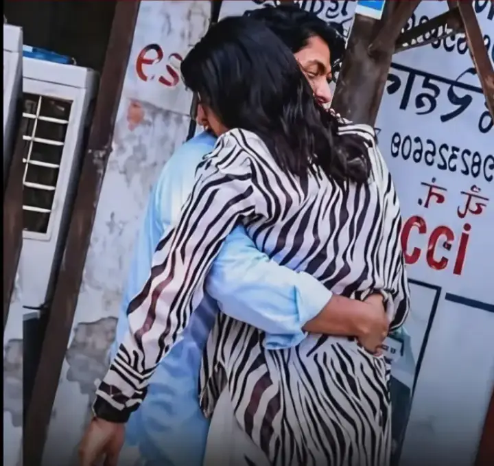 বিচারকের সামনেই বিচ্ছেদের কাগজ ছিঁড়ে জড়িয়ে ধরলেন স্বামীকে!