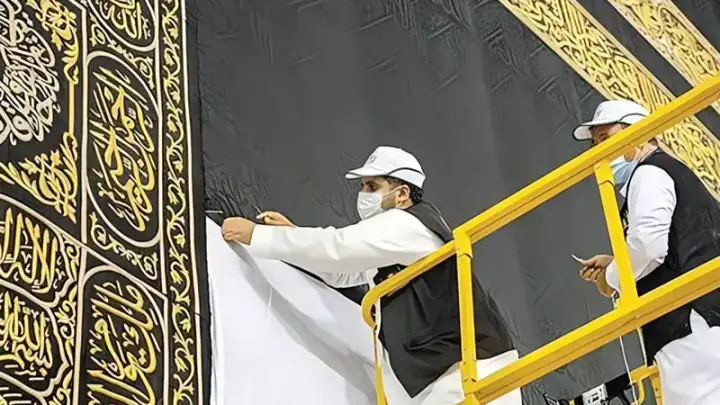 নতুন গিলাফে সজ্জিত হলো পবিত্র কাবা, বরণ করা হলো নতুন হিজরি বছর ১৪৪৮