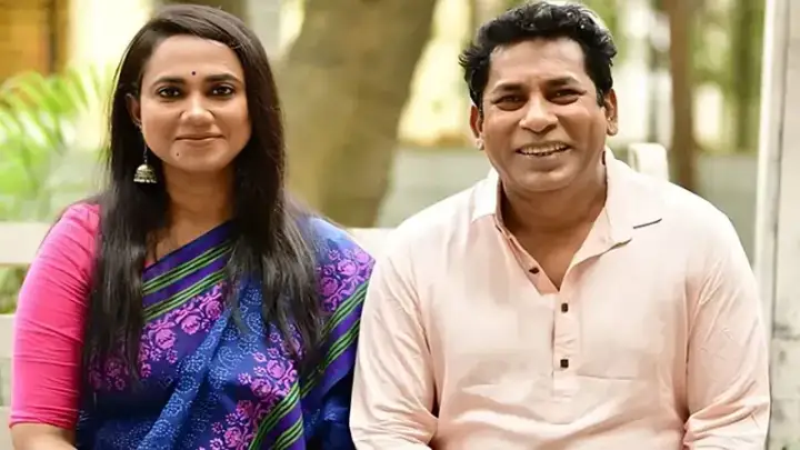 কলকাতায় স্ত্রীসহ আলীগের তোপের মুখে মোশাররফ করিম!