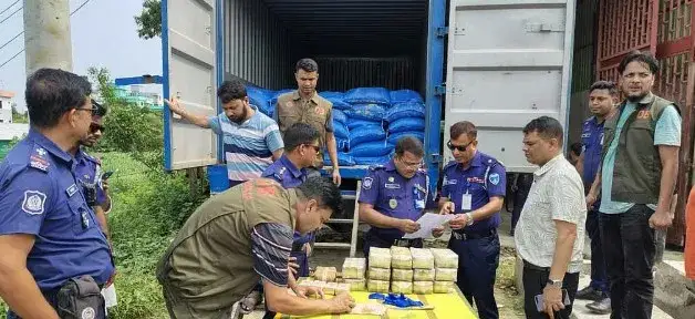 কুমিল্লায় লবণ বোঝাই কাভার্ডভ্যানে মিলল দেড় লক্ষ ইয়াবা