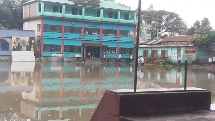 গাইবান্ধার আমানুল্লাহ উচ্চ বিদ্যালয় মাঠে হাঁটুসমান পানি, জলাবদ্ধতা নিরসনের দাবি